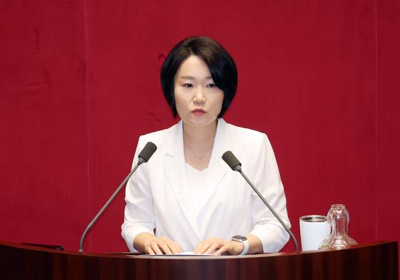 더불어민주당 이소영 의원이 4일 국회 본회의에서 2025년도 제2회 추가경정예산안이 상정된 가운데 토론하고 있다. 연합뉴스
