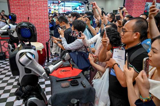 写真は、書道のあるヒューマノイドロボットを示しています。 [AFP=연합뉴스]