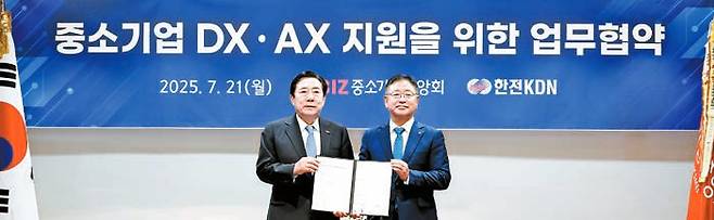김기문 중소기업중앙회장(왼쪽)과 박상형 한전KDN 사장이 21일 ‘중소기업 DX·AX 지원을 위한 업무협약’을 체결하고 있다. [사진 중소기업중앙회]