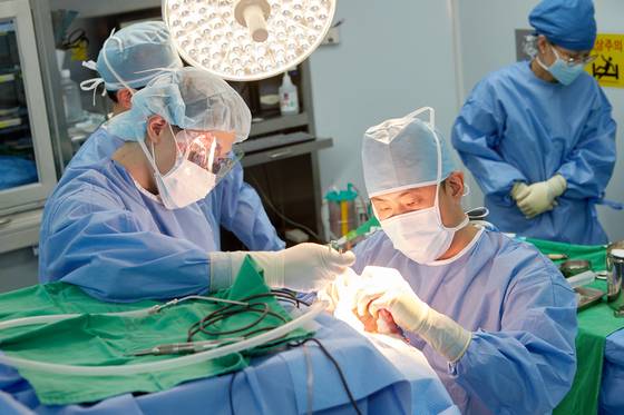 파열 위험성이 높은 뇌동맥류는 터지기 전에 혈류 흐름을 막아 치료해야 한다. 명지성모병원 허준 원장이 혈관 내 치료로 뇌동맥류를 치료하고 있다.