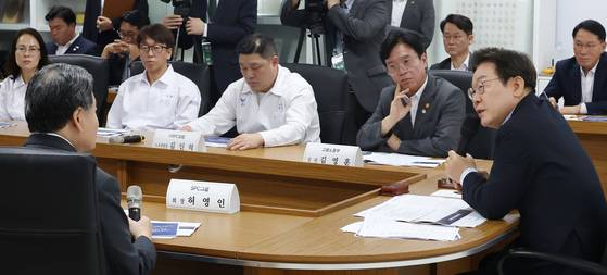 이재명 대통령이 지난 25일 경기도 시흥시 SPC 삼립 시화공장에서 열린 산업재해 근절 현장 노사간담회에서 허영인 SPC그룹 회장(왼쪽) 등 임원진과 대화하고 있다. 대통령실사진기자단