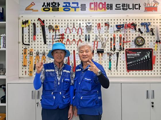 울산 동구 전하동 마을지킴이들이 화이팅을 외치며 힘차게 하루를 시작하고 있다. 사진 좌측부터 이명열, 김진범씨다. 사진 울산 동구