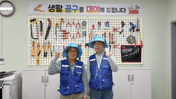 울산 동구 방어동 마을지킴이들이 화이팅을 외치며 힘차게 하루를 시작하고 있다. 사진 좌측부터 강춘석, 제갈태열씨다. 사진 울산 동구