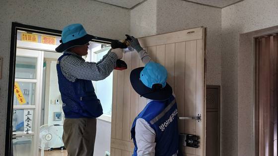 울산 동구 방어동 마을지킴이들이 문 수리를 하고 있다. 사진 울산 동구