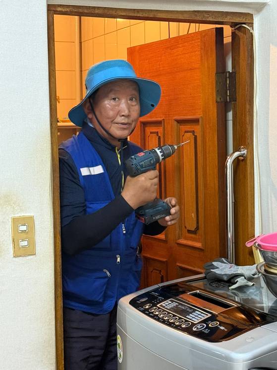 울산 동구 화정동 이항규씨가 문고리를 달아주고 있다. 김윤호 기자