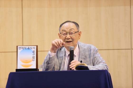 백낙청 서울대 명예교수. 2025년 7월 29일 창비 서교빌딩에서 열린 신간 '변혁적 중도의 때가 왔다' 출간 기념 간담회 모습이다. ⓒ창비 제공 [사진 창비]