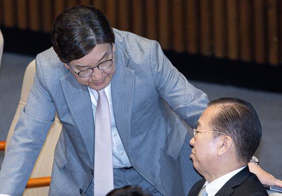 권영세 국민의힘 전 비상대책위원장과 권성동 전 원내대표가 6월 5일 오후 서울 여의도 국회에서 열린 본회의에서 대화를 하고 있다. 뉴스1