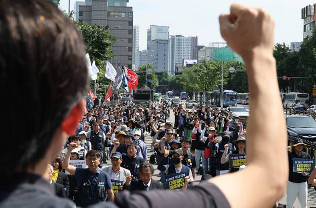 ▲ 6일 서울역 부근에서 ‘태안화력 김충현 비정규직 노동자 사망사고 대책위원회’가 주최한 추모문화제에서 참석자들이 발전 비정규직 노동자 정규직화와 현장 인력 확충 및 안전대책을 요구하고 있다. 2025.6.6 연합뉴스