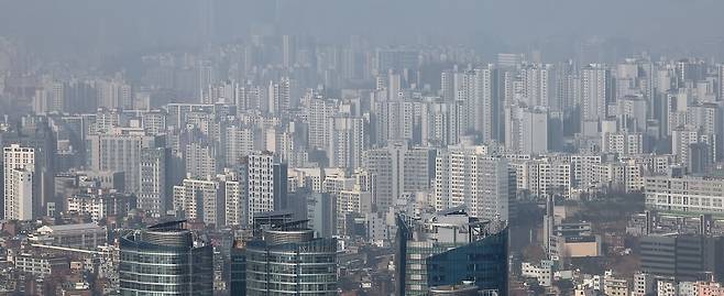 서울 남산에서 바라본 아파트 단지. 뉴스1