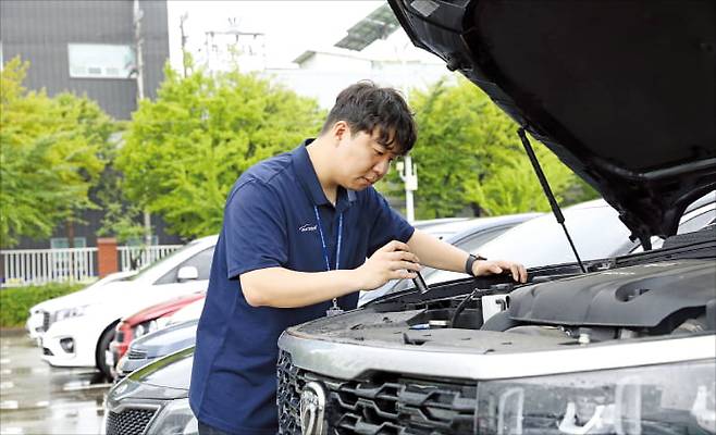 현대글로비스 오토벨 전문 평가사가 차량을 점검하고 있다.  현대글로비스 제공