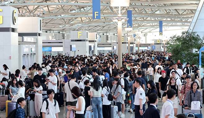 인천국제공항 1터미널 출국장이 해외로 떠나는 여행객들로 붐비고 있다./사진=한국경제신문