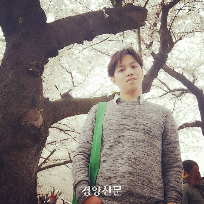 이한빛씨가 벚꽃나무 아래 서 있다. 이용관씨 제공