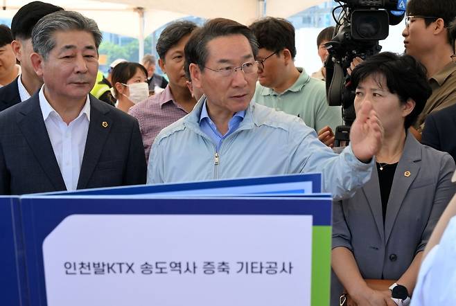 29일 수인선 송도역에서 유정복 인천시장이 2026년 12월 개통 예정인 ‘인천발 KTX 직결사업’ 진행 상황을 점검하고 있다. 인천시 제공