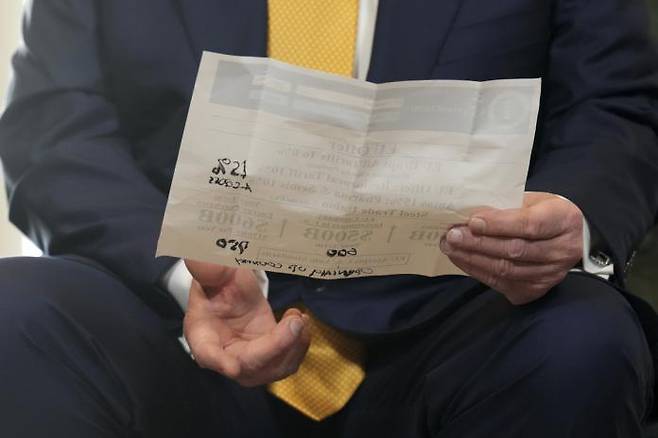 U.S. President Donald Trump holds a document with handwritten numerical edits while announcing a trade agreement between the U.S. and the EU in Turnberry, Scotland, on July 27 (local time). / AP-Yonhap