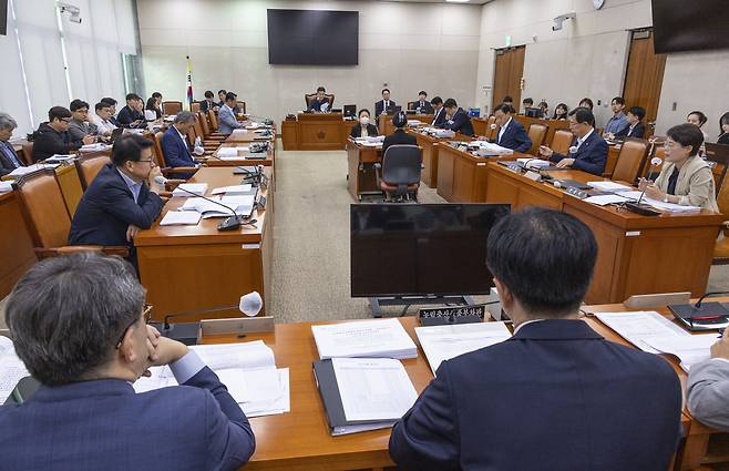 국회 농림축산식품해양수산위원회가 지난 24일 법안심사소위원회를 열어 양곡관리법 개정안을 심사하고 있다. 연합뉴스