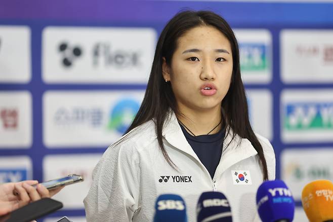 “아쉽기는 하지만…” 배드민턴 여자단식 세계 1위 안세영이 중국오픈을 마치고 지난 28일 인천공항을 통해 귀국한 뒤 인터뷰하고 있다. 연합뉴스