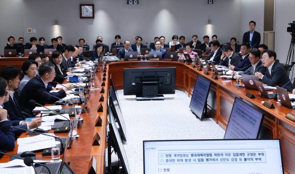 이재명 대통령이 29일 서울 용산 대통령실 청사에서 열린 국무회의에서 중대재해 근절대책 토론을 하며 정성호 법무부 장관과 논의하고 있다. 연합뉴스