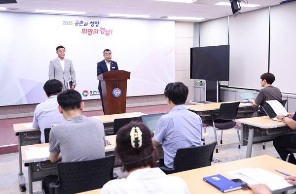 박일동 경남도 문화체육국장이 29일 도청 프레스센터에서 NC다이노스 지원 방안 발표하고 있다. 경남도 제공