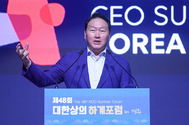 Chey Tae-won, chairman of the Korea Chamber of Commerce and Industry, delivers opening remarks at the 48th KCCI Summer Forum held at Lahan Select Hotel in Gyeongju, North Gyeongsang, on July 16. [YONHAP]