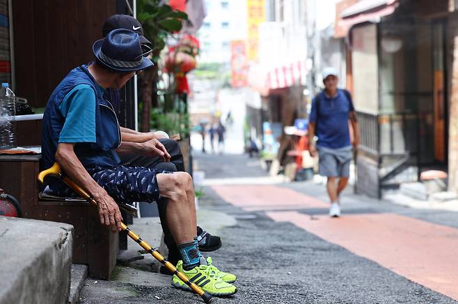 Residents seek shade in a low-income neighborhood near Seoul Station, known as a “jjokbangchon,” on July 24, as midday temperatures in the capital soared. [YONHAP]