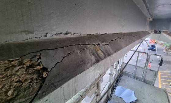 Cracks are seen on the Seosomun Overpass. [SEOUL METROPOLITAN GOVERNMENT]