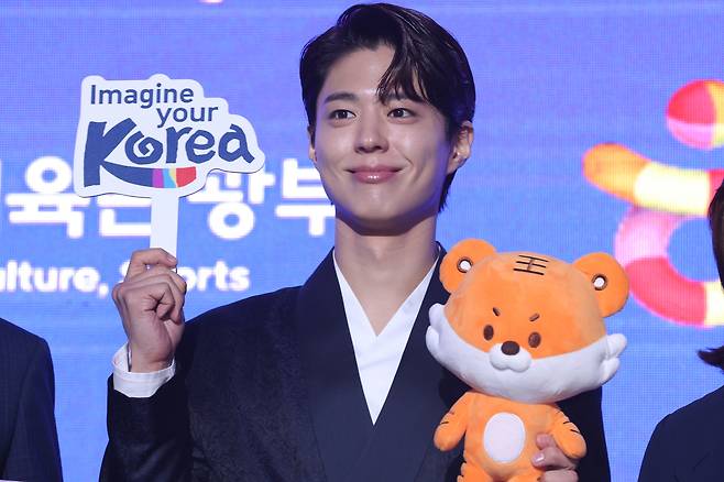 Actor Park Bo-gum poses for a photo at a ceremony in which he was appointed honorary ambassador of Korean tourism in southern Seoul on July 29. [YONHAP]