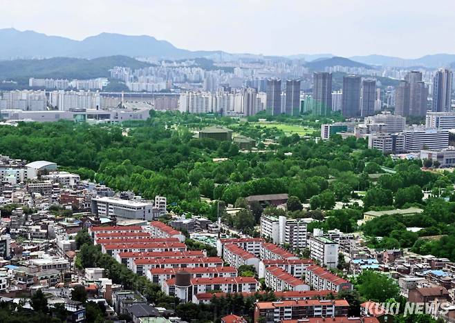 ‘남산에서 바라본 용산가족공원 전경’최근 기후변화로 인한 폭염과 폭우 같은 자연재해 대응 방안은 물론 탄소저장과 생태계 보존 시민의 정서적 신체적 치유를 위한 대안으로 도시숲의 필요성이 크게 주목받고 있다. 국내외 여러 선진 도시들도 도시 경쟁력을 높이고 미래 사회로 나아가기 위한 전략으로 정원을 주요 정책에 반영하고 있다.