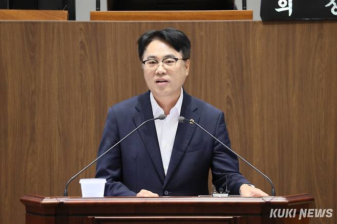 충남도의회 정병인 의원이 29일 열린 제360회 임시회 제2차 본회의 5분발언을 통해, 지역아동센터 운영의 안정성과 아동복지 연속성을 위해 시설장 인건비 보조금 상한 연령을 70세까지 상향해야 한다고 제안하고 있다.