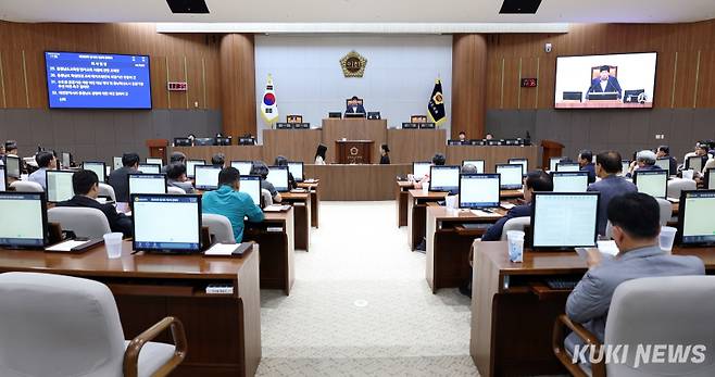 충남도의회는 29일 제360회 임시회 제2차 본회의를 열어 행정사무감사 기간 결정의 건 등 32개 안건을 처리하고 이번 회기를 마무리했다.&nbsp;