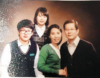 고정희(오른쪽 두 번째) 선교사 부부가 2011년 자녀들과 함께 찍은 가족 사진.   고 선교사 제공