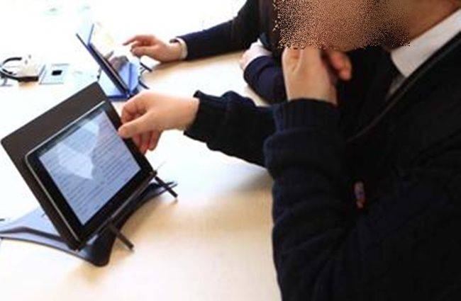 태블릿PC를 이용해 학습 중인 학생. 뉴시스