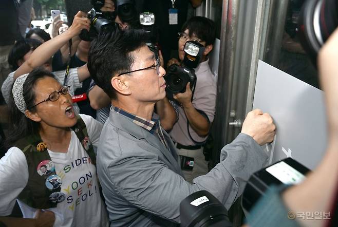 임성근 전 해병대 1사단장이 29일 업무상과실치사상 사건 신속 결정 요청서 제출을 위해 서울 서초구 순직해병특검을 찾았지만, 출입문이 닫혀 들어가지 못하고 있다.