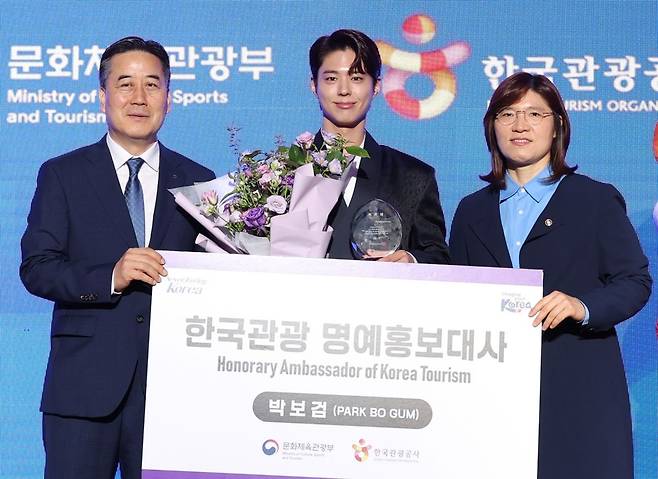 장미란(오른쪽) 문화체육관광부 제2차관이 29일 서울 강남구 SJ제이쿤스트할레에서 열린 ‘2025년 한국관광 명예홍보대사 위촉식’에서 배우 박보검(가운데)에게 위촉패를 수여한 뒤 서영충 한국관광공사 사장 직무대행과 함께 기념촬영을 하고 있다. 문체부 제공