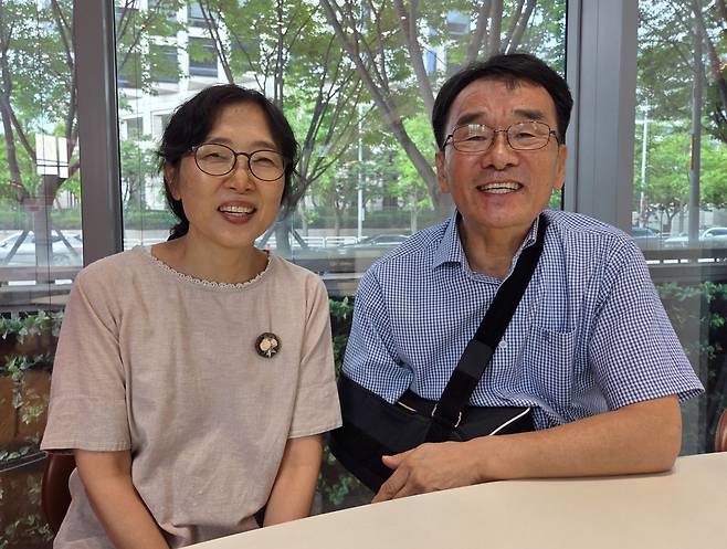 러시아 연해주에서 북한 선교 사역을 하는 심스데반(오른쪽), 원로이스 선교사 부부가 최근 서울 영등포구 여의도동의 한 카페에서 인터뷰하며 미소 짓고 있다. 심 선교사는 연해주에 짓고 있는 공동체 건축 작업 중 어깨를 다쳐 팔에 깁스를 하고 있다.