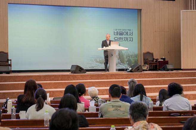 최종상 선교사가 지난 7일 부산 수영로교회에서 '바울에서 요한까지'를 주제로 여름특강을 진행하고 있다. 교회 제공