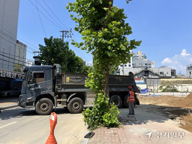 28일 수원특례시 팔달구 인계동의 한 건설현장에서 자재를 옮기기 위한 화물차가 도착하자 신호수인 김용남씨가 차량을 지도하고 있다. 박소민기자