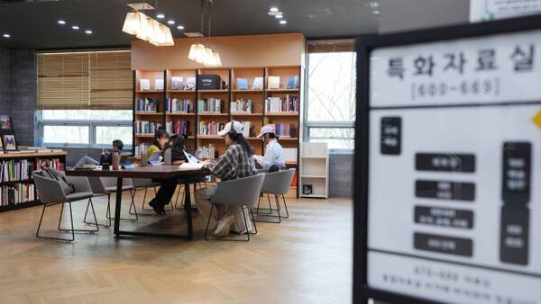 수원시 한 도서관에서 시민들이 책을 읽고 있다. 수원시 제공