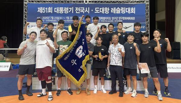 제51회 대통령기 전국시·도대항레슬링대회에서 종합우승 2연패를 달성한 경기도 선수단이 우승기를 앞세우고 기념촬영을 하고 있다. 경기도레슬링협회 제공