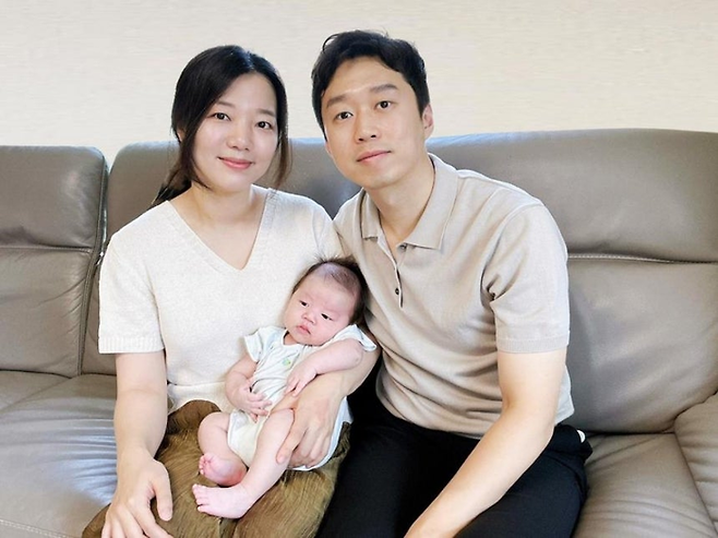 100번째 한화그룹 육아동행지원금을 받은 원소라 아워홈 책임(왼쪽) 가족. [사진 = 한화갤러리아 제공]