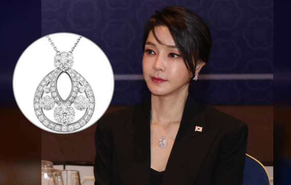 ‘고가 목걸이 논란’을 일으킨 반클리프 아펠이 모조품으로 드러났다. [사진출처 = KBS]