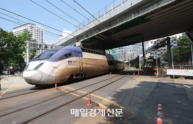 1966년 완공돼 59년 간 자리를 지켜온 서소문 고가차도가 노후화로 인한 안전 우려 등 이유로 철거될 예정이다.
     서울시에 따르면 시는 중구 순화동과 중림동을 잇는 서소문고가차도를 내달 말부터 철거하기로 했다. 공사는 1년가량 이어질 예정이며 실제 교통 통제는 8월 20일 이후부터 이뤄질 것으로 보인다. 사진은 29일 서울 중구 서소문 고가차도의 모습. 2025.7.29[이충우기자]