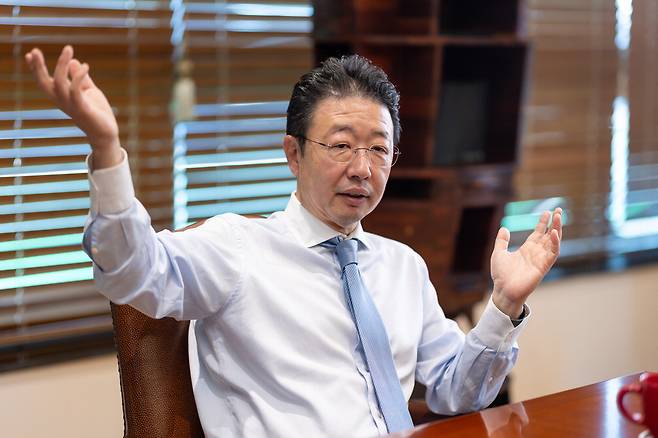 이종훈 회장이 방산 사업과 기존 사업 간 시너지 창출 방안에 대해 말하고 있다.  디와이씨