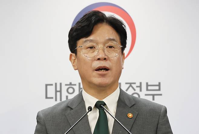 김영훈 고용노동부 장관이 29일 서울 종로구 정부서울청사에서 노동조합 및 노동관계조정법 개정안(노란봉투법) 관련 브리핑에 참석하고 있다. [사진 = 연합뉴스]