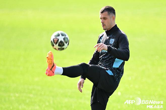 자카는 2023년 여름 아스널을 떠나 바이어 04 레버쿠젠으로 향했다. 자카는 2023-24시즌 독일 분데스리가에서 역사적인 리그 무패우승에 앞장서며 축구 인생에서 가장 빛나는 순간을 맞이했다. 자카는 이 시즌 분데스리가 33경기에 출전해 3골을 기록했다. 자카는 2024-25시즌 분데스리가에선 33경기 출전 2골 7도움의 기록을 남겼다. 자카는 유럽축구연맹(UEFA) 챔피언스리그(UCL)에서도 10경기에 나서는 등 변함 없는 경쟁력을 보였다. 사진=AFPBBNews=News1