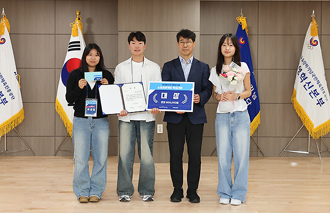 대상을 받은 GOOD100 팀과 정철락 본부장(오른쪽에서 두번째). 사진=서울올림픽기념국민체육진흥공단