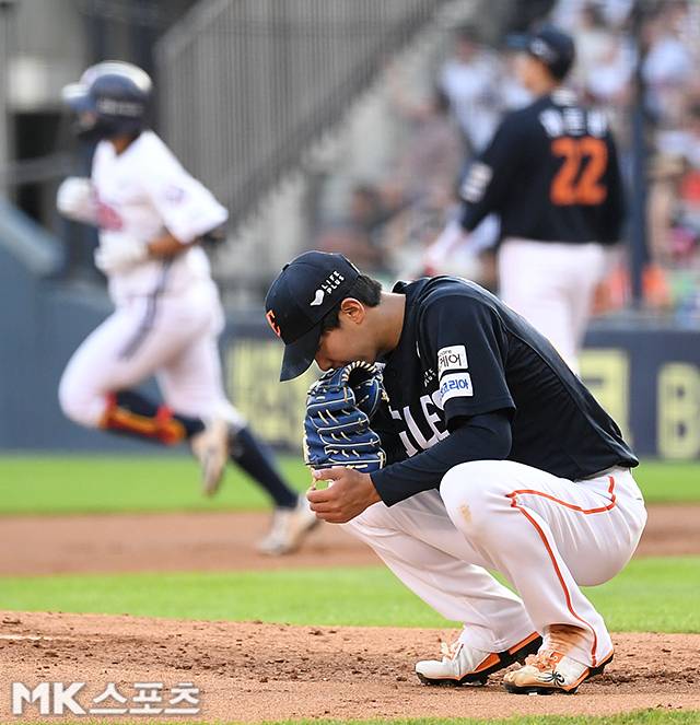 황준서가 23일 잠실 두산전에서 홈런을 맞은 뒤 아쉬워 하고 있다. 사진=천정환 기자