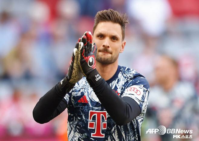 스벤 울라이히(36·독일)가 바이에른 뮌헨과 1년 더 동행한다. 독일 ‘키커’는 7월 29일 “울라이히가 다시 뮌헨 유니폼을 입는다”며 “뮌헨과의 계약 만료로 자유계약선수(FA) 신분이었던 울라이히가 뮌헨과 다시 한 번 손을 잡았다”고 전했다. 이어 “계약 기간은 1년이다. 울라이히는 뮌헨에서 등 번호 26번을 달고 골문을 지켜왔다. 그는 6월 30일부로 뮌헨과의 계약이 종료됐었다. 7월 한 달 동안엔 소속팀이 없는 상태였다. 뮌헨은 고심 끝 울라이히와의 1년 추가 동행을 선택했다. 베테랑 골키퍼의 경험과 헌신을 선택한 것”이라고 했다. 울라이히는 뮌헨과의 계약 만료로 2025 국제축구연맹(FIFA) 클럽 월드컵엔 나서지 못했다. 울라이히는 뮌헨과 다시 한 번 함께하게 되면서 2025-26시즌 준비에 박차를 가하게 됐다. 사진=AFPBBNews=News1