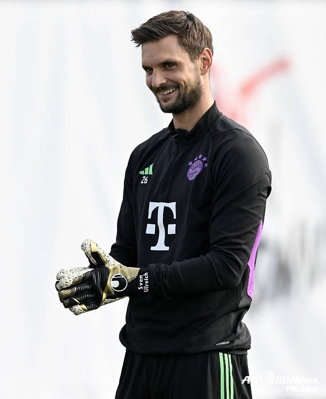 막스 에베를 뮌헨 단장은 “울라이히는 신뢰 그 자체”라며 “울라이히는 자신의 말을 그대로 지키는 사람”이라고 극찬했다. 이어 “울라이히는 존재만으로 팀에 큰 영향력을 끼친다. 울라이히와 한 시즌을 더 함께하게 돼 기쁘다”고 했다. 사진=AFPBBNews=News1