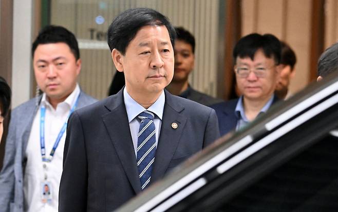 한미 '2+2 통상협상'을 위해 미국 워싱턴 D.C. 출국이 예정됐던 구윤철 경제부총리 겸 기획재정부 장관이 24일 오전 미국 측의 일정 변경으로 인해 출국이 취소되자 인천국제공항 제2터미널을 나서고 있다. (공동취재) 2025.7.24/뉴스1  Copyright (C) 뉴스1. All rights reserved. 무단 전재 및 재배포,  AI학습 이용 금지. /사진=뉴스1