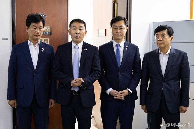 (서울=뉴스1) 유승관 기자 = 국회 법제사법위원회 더불어민주당 위원들이 28일 서울 여의도 국회에서 '집중투표제 의무' 등을 담은 상법 개정안을 법안심사제1소위원회에서 단독 처리한 후 취재진과 만나 질의응답을 하고 있다.  왼쪽부터 더불어민주당 박균택, 김용민, 장경태, 이성윤 의원. 2025.7.28/뉴스1  Copyright (C) 뉴스1. All rights reserved. 무단 전재 및 재배포,  AI학습 이용 금지. /사진=(서울=뉴스1) 유승관 기자